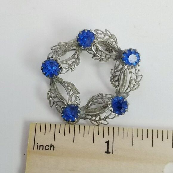 Vintage Blue Rhinestone and Silver Tone Filigree Circle Brooch, Prong Set Estate - Picture 4 of 6